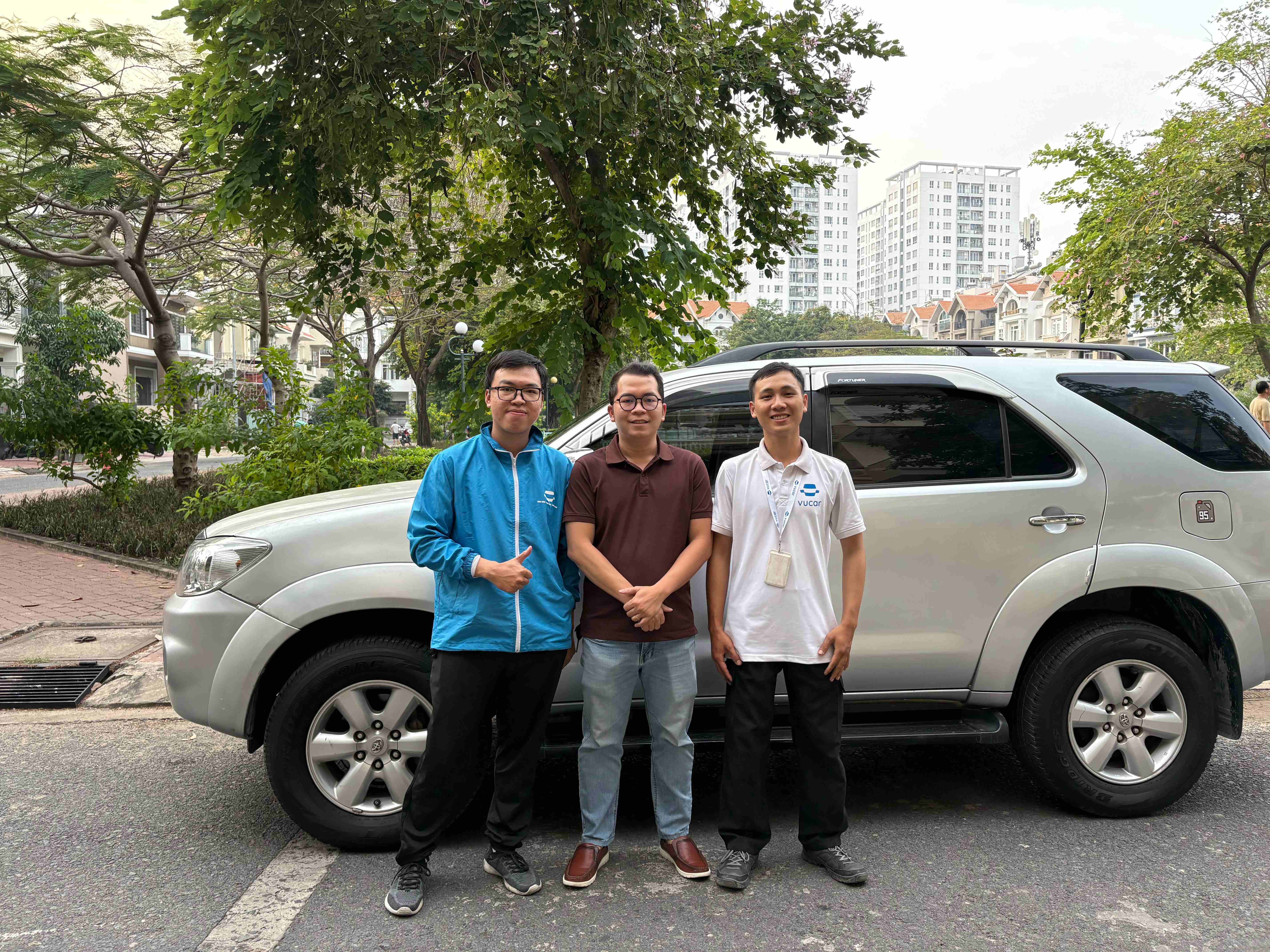 Đội ngũ Vucar hỗ trợ khách hàng bên cạnh xe
